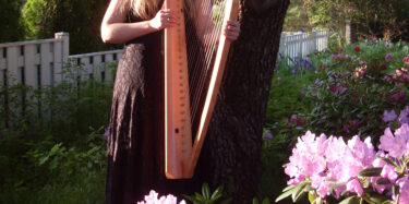 Anneliina Rif goottiharppunsa kanssa