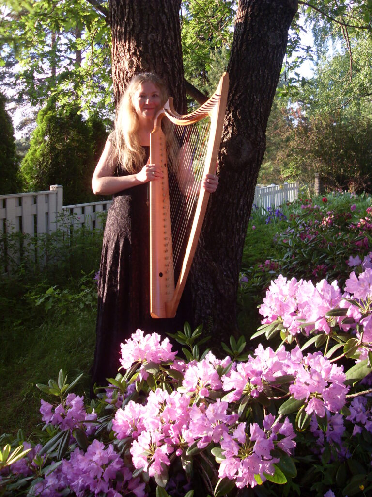 Anneliina Rif goottiharppunsa kanssa