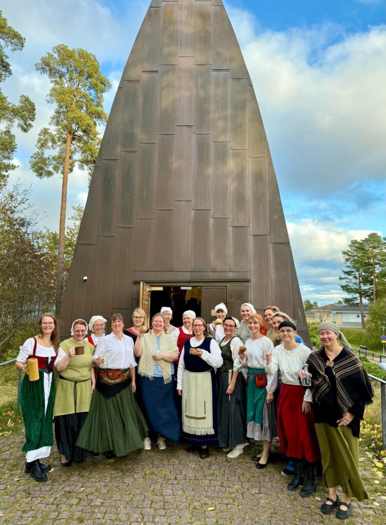 kuoro taidekappelin edustalla